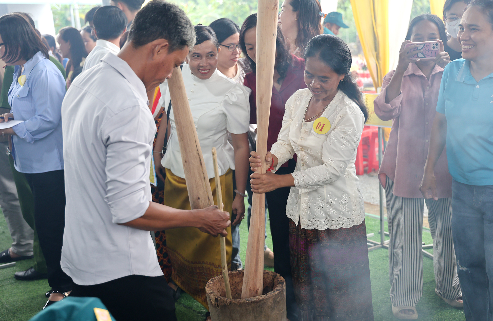 Đặc sắc Hội thi “Giã cốm dẹp” xã Ô Lâm