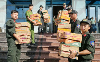 Công an tỉnh An Giang xuất phát vận chuyển hàng cứu trợ đồng bào miền Trung Công an tỉnh An Giang xuất phát vận chuyển hàng cứu trợ đồng bào miền Trung