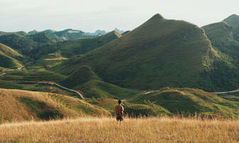 Mùa cỏ cháy phủ vàng đồi Ba Quáng giữa núi rừng Cao Bằng