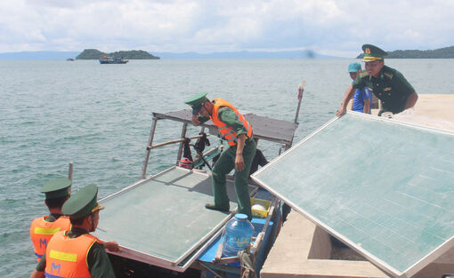 Bộ đội biên phòng hỗ trợ đưa thiết bị, bàn ghế đến các điểm trường trên đảo Hòn Đước và Hòn Giang