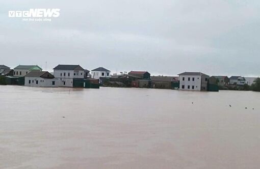 Lũ dâng trong đêm, hàng nghìn hộ dân ở Hà Tĩnh chìm trong biển nước