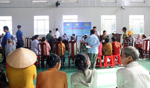 Tặng quà cho người dân có hoàn cảnh khó khăn trên địa bàn xã Định Hòa