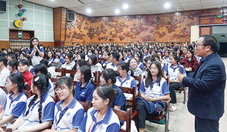 Từ giảng đường đến văn chương