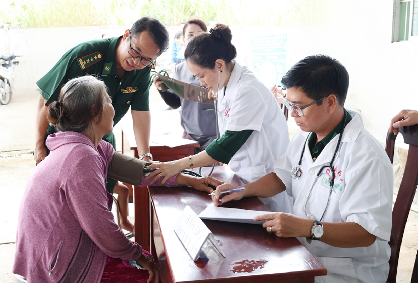 Bộ đội Biên phòng tỉnh An Giang khám bệnh, cấp thuốc miễn phí cho hơn 300 người dân