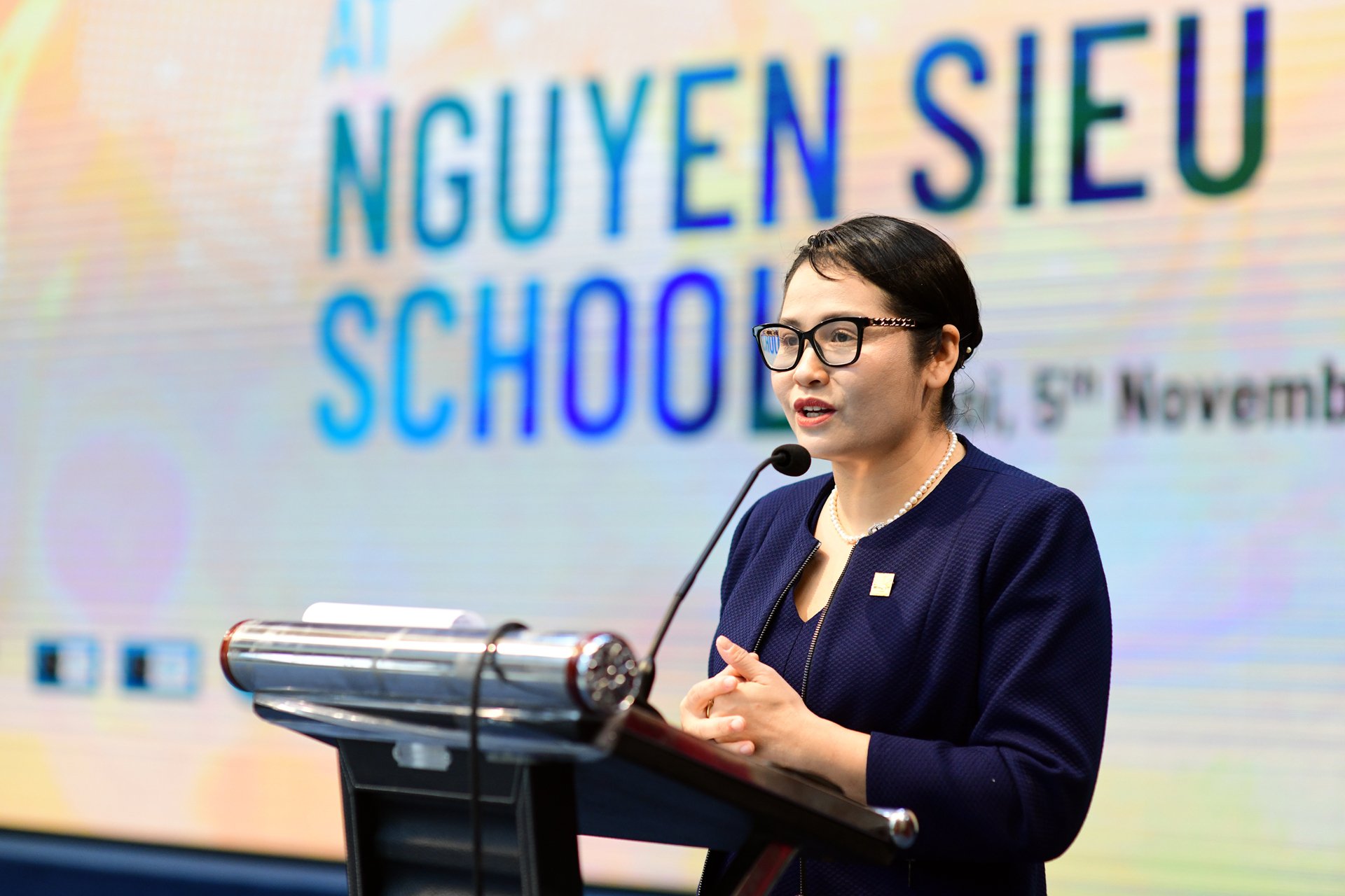 Nữ hiệu trưởng ở Hà Nội: "Thay Ban đại diện cha mẹ học sinh chỉ để đòi quyền lợi, tặng quà"