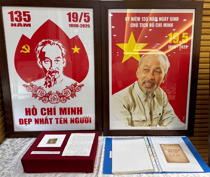 Tiếp nhận tài liệu, ảnh và tranh về Chủ tịch Hồ Chí Minh