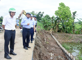 Phó Chủ tịch UBND tỉnh An Giang Ngô Công Thức kiểm tra tình hình đê bao bảo vệ sản xuất lúa