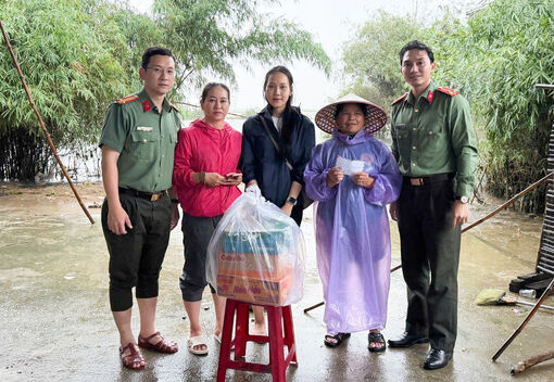 Công an tỉnh An Giang và các nhà hảo tâm trao quà hỗ trợ người dân vùng bão, lũ tại TP. Huế
