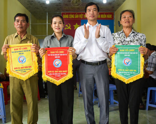 Ấp Căn Cứ tổ chức ngày hội đại đoàn kết toàn dân tộc