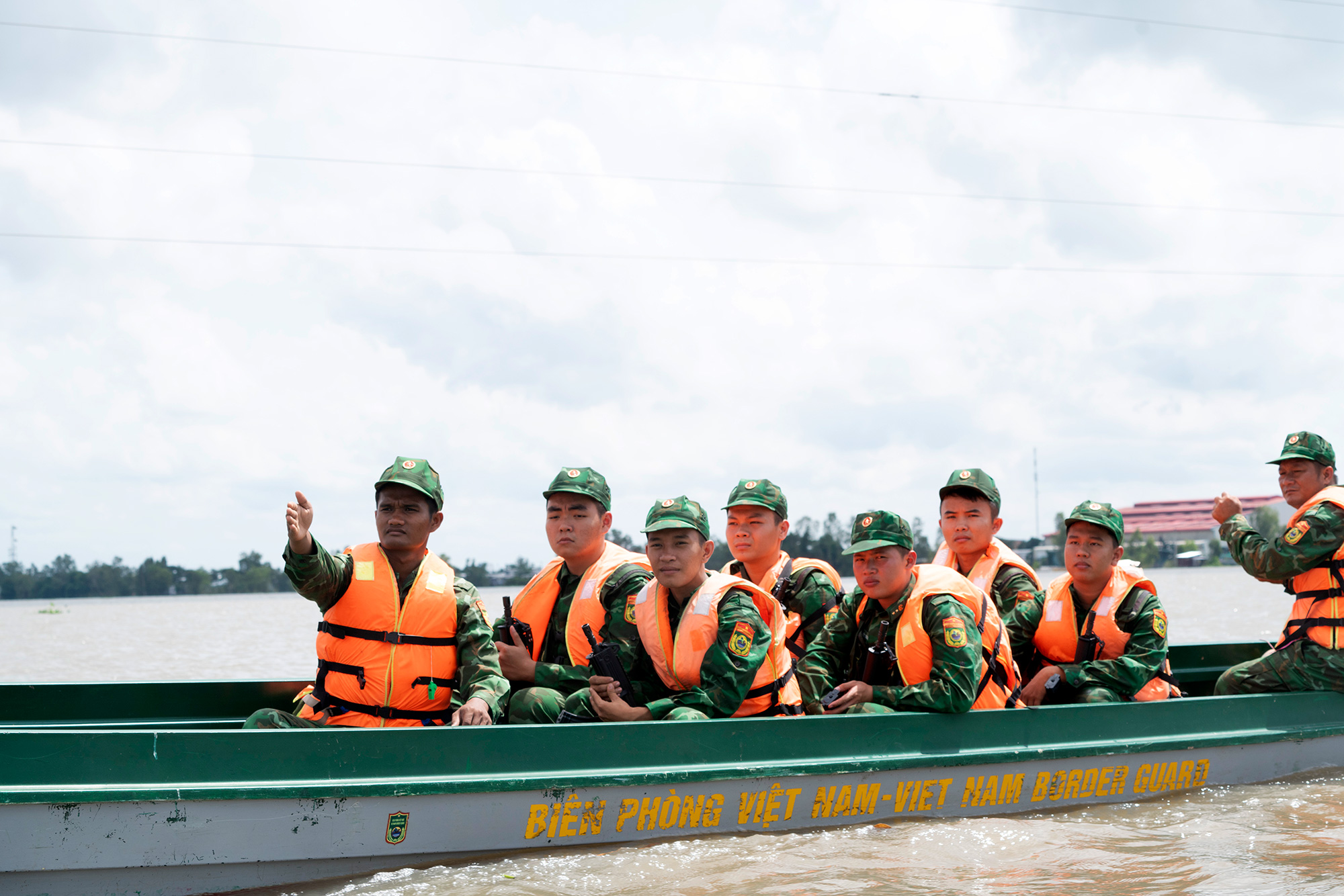 Theo chân cán bộ, chiến sĩ Đồn Biên phòng Vĩnh Nguơn tuần tra biên giới mùa nước nổi
