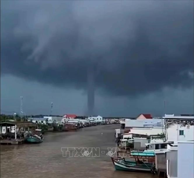 Xuất hiện vòi rồng trên vùng biển Cà Mau