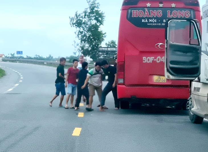 Xe khách và xe container đang chạy thì dừng lại, người trên xe lao xuống đánh nhau