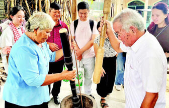 Giữ nghề làm cốm dẹp của đồng bào Khmer