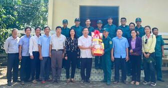 Lãnh đạo phường Vĩnh Tế thăm và tặng quà các chốt dân quân trên tuyến biên giới