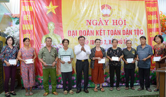 Phó Chủ tịch Thường trực Ủy ban MTTQ Việt Nam tỉnh An Giang Lê Thanh Việt dự Ngày hội Đại đoàn kết ấp Trung 2