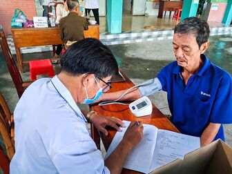 Xã Vĩnh Hòa tổ chức khám sức khỏe định kỳ cho 350 người cao tuổi