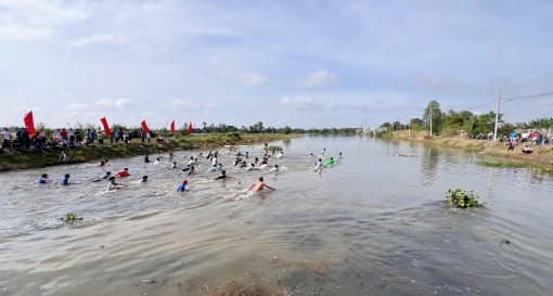Phường Mỹ Thới tổ chức trò chơi dân gian chào mừng Ngày hội Đại Đoàn kết toàn dân tộc