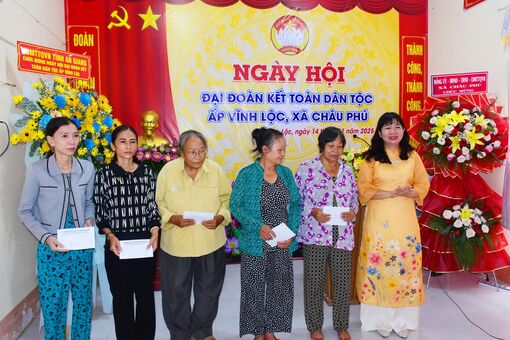 Chủ tịch Liên đoàn Lao động tỉnh dự Ngày hội Đại đoàn kết ấp Vĩnh Lộc, xã Châu Phú