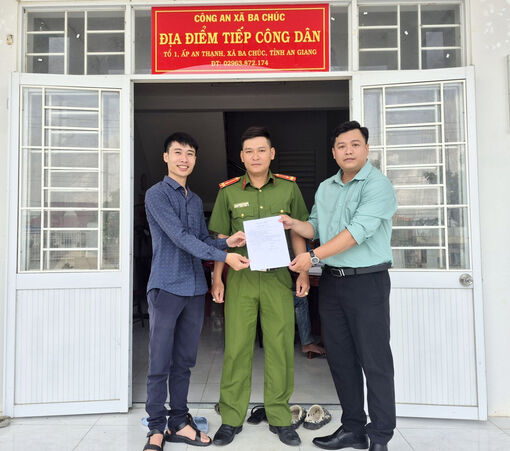 Công an xã Ba Chúc hỗ trợ người dân trả lại tiền chuyển khoản nhầm