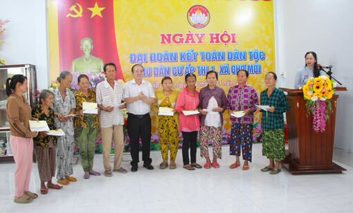 Phó Chủ tịch Thường trực UBND tỉnh An Giang Nguyễn Thanh Phong dự Ngày hội Đại đoàn kết ấp Thị 1, xã Chợ Mới