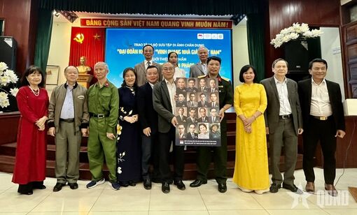 Trao tặng bộ sưu tập di ảnh chân dung “Đại đoàn kết” và “Vinh quang nhà giáo Việt Nam”