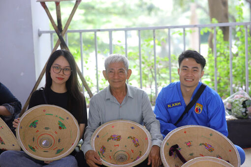 Đánh thức di sản trong lòng thế hệ trẻ bằng Nón ngựa Phú Gia