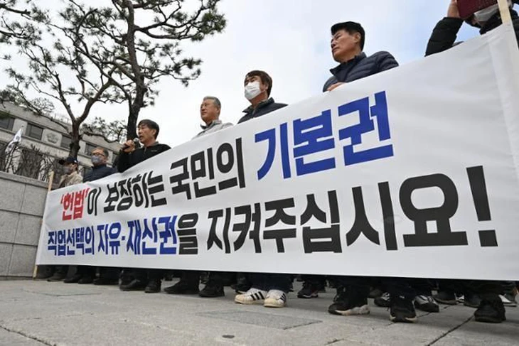 Sinh kế bị đe dọa, các chủ nhà hàng thịt chó Hàn Quốc đồng loạt kiện chính phủ