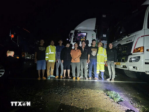 Cơ bản khắc phục đoạn sạt lở Quốc lộ 27C, giải cứu nhiều người mắc kẹt