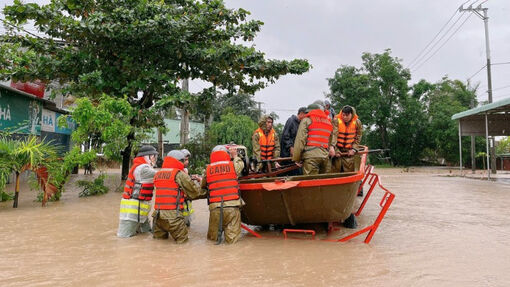 Gia Lai: Nước lũ dâng cao, khẩn trương di dời dân để bảo đảm an toàn