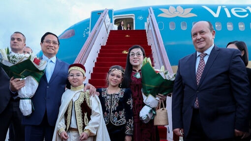 Thủ tướng Sifi Ghrieb ra sân bay đón Thủ tướng Phạm Minh Chính và Phu nhân thăm chính thức Algeria