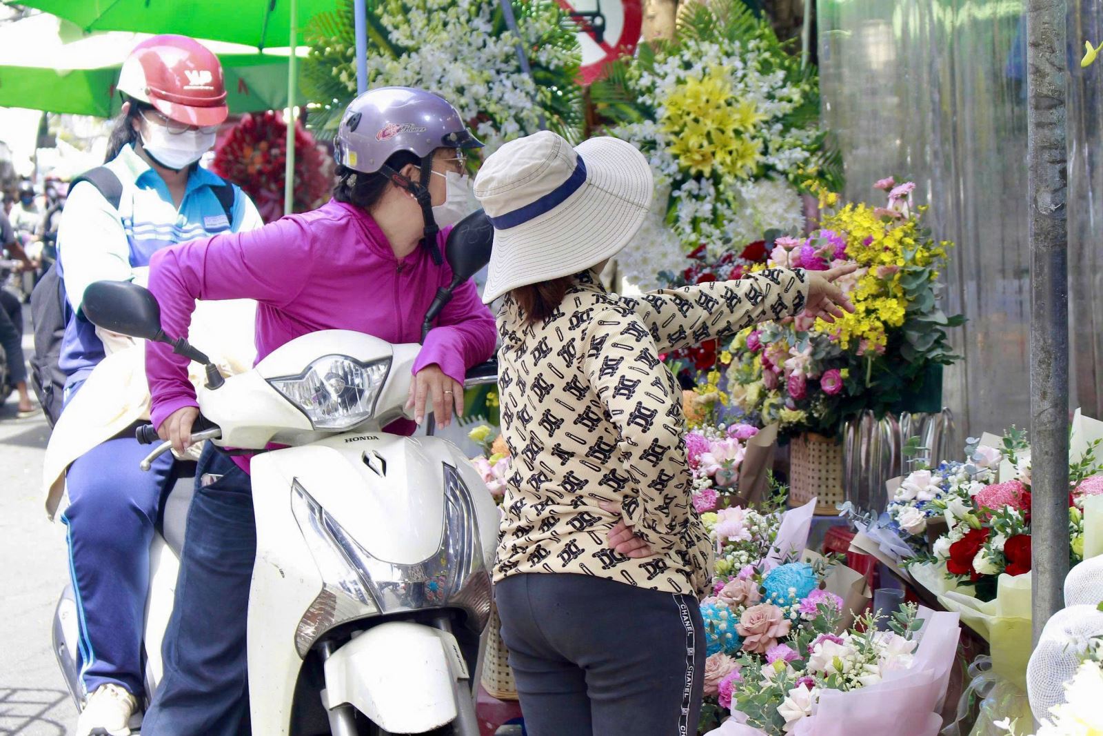 Thị trường hoa tươi ngày 20/11: Giá tăng cao, đặt hàng online chiếm đa số