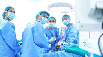 Bác sĩ chỉ cách không bị "phá sức"khi chơi pickleball tối muộn