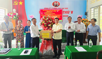 Chủ tịch UBND tỉnh Hồ Văn Mừng thăm, chúc mừng Ngày Nhà giáo Việt Nam tại Phú Quốc