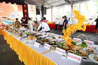 Pizza hủ tiếu, bún gạo xào ngũ sắc… cùng 100 món từ sợi gạo lập kỉ lục