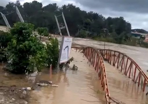 Cầu treo Phú Thiện trên sông Đa Nhim bị lũ cuốn trôi
