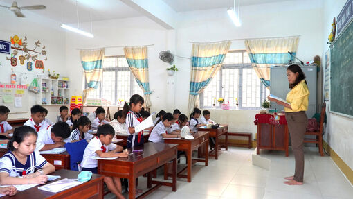 Những người vượt biển ra đảo gắn bó với sự nghiệp trồng người hơn 30 năm qua