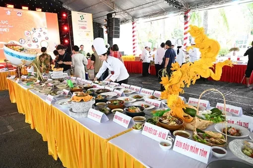 Pizza hủ tiếu, bún gạo xào ngũ sắc… cùng 100 món từ sợi gạo lập kỉ lục