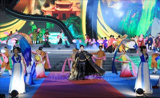 Sắc màu văn hóa Việt Nam và Trung Quốc trong đêm khai mạc Festival sông Hồng đầu tiên