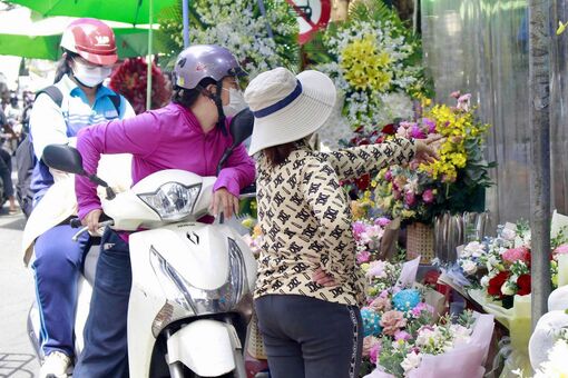 Thị trường hoa tươi ngày 20/11: Giá tăng cao, đặt hàng online chiếm đa số