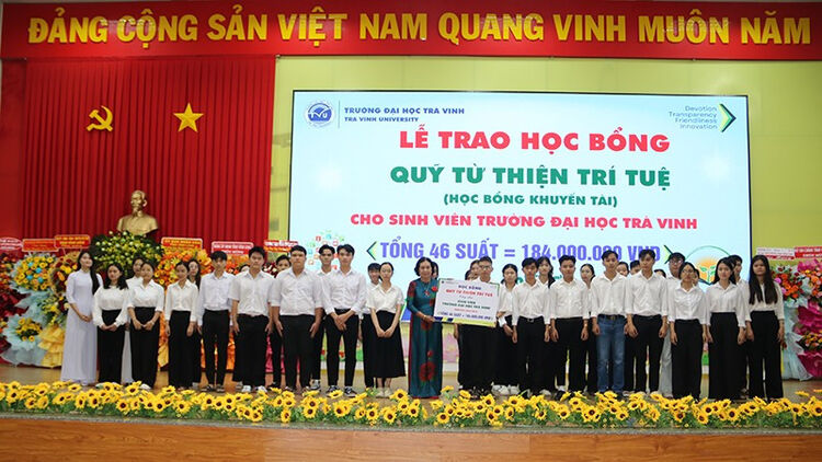 Vĩnh Long: Trao 195 suất học bổng cho sinh viên Đại học Trà Vinh