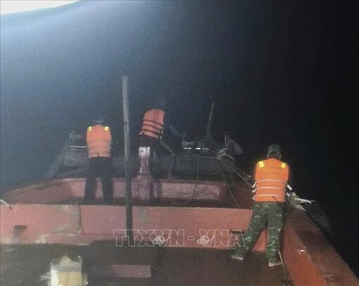 Kịp thời cứu nạn 13 ngư dân bị chìm tàu cá trên biển