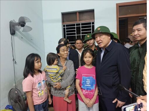 Phó Thủ tướng Thường trực Nguyễn Hòa Bình thăm, tặng quà nhân dân vùng lũ Đắk Lắk