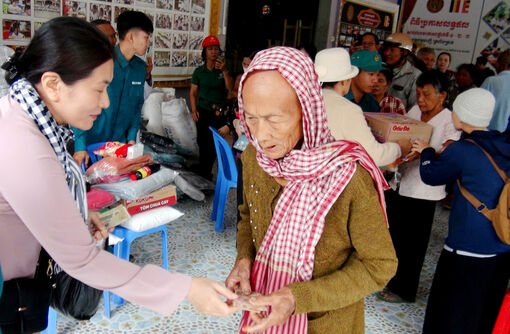 Trao 450 phần quà cho người dân và trẻ em đồng bào Khmer xã Ô Lâm