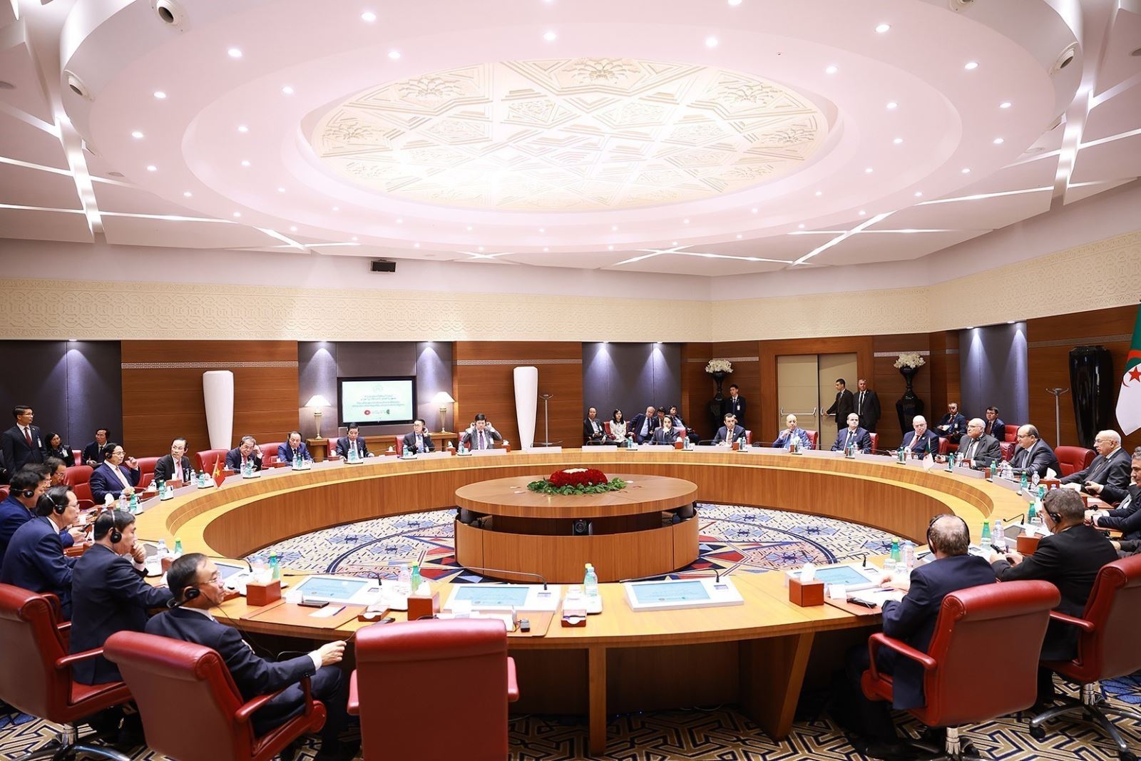 Nổi bật tuần qua: Cả nước căng mình hướng về miền Trung