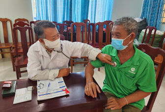 Khám bệnh, cấp thuốc miễn phí và tặng quà cho người dân xã Hòa Điền