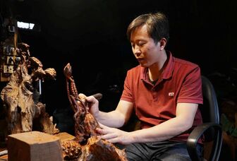 Nghệ nhân thổi hồn sen trên gỗ lũa