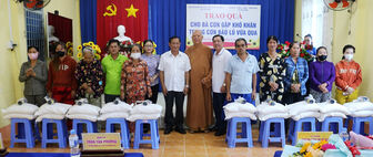 Trao 200 phần quà cho người dân xã Cần Đăng