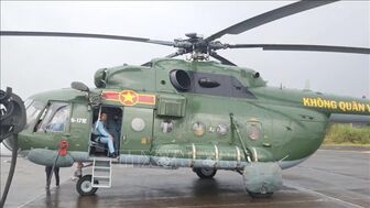 Trực thăng Trung đoàn Không quân 930 vận chuyển hàng tiếp tế cho người dân vùng lũ