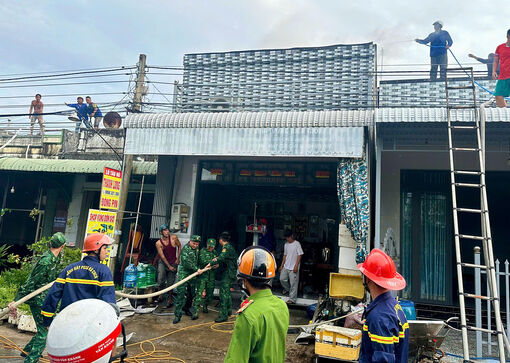 Đồn Biên phòng Cửa khẩu quốc tế Vĩnh Xương kịp thời hỗ trợ người dân chữa cháy