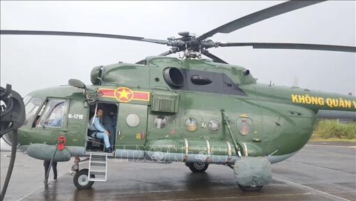 Trực thăng Trung đoàn Không quân 930 vận chuyển hàng tiếp tế cho người dân vùng lũ